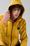 Chaqueta unicolor liviana con doble bolsillo y capota
